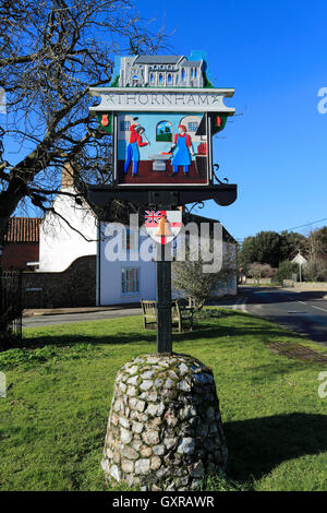 Villaggio Thornham segno, Costa North Norfolk, Inghilterra, Regno Unito Foto Stock