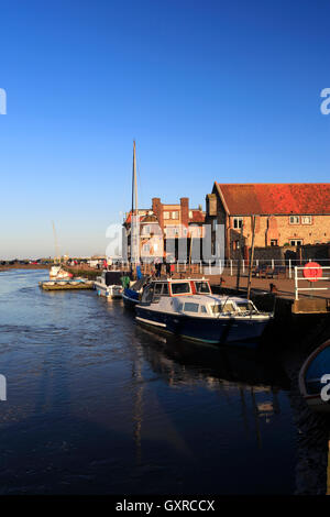 Tramonto sul villaggio Blakeney Harbour, North Norfolk, Inghilterra, Regno Unito Foto Stock