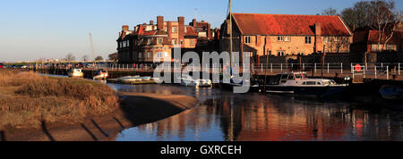 Tramonto sul villaggio Blakeney Harbour, North Norfolk, Inghilterra, Regno Unito Foto Stock