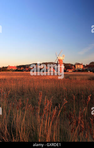 Vista tramonto su canneti a Cley Windmill Cley-next-mare village, Costa North Norfolk, Inghilterra, Regno Unito Foto Stock