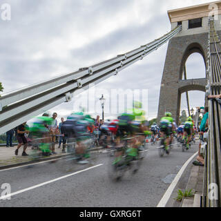 Il peloton del tour della Gran Bretagna cycle race passa sopra il ponte sospeso di Clifton a Bristol durante la gara 2016 Foto Stock