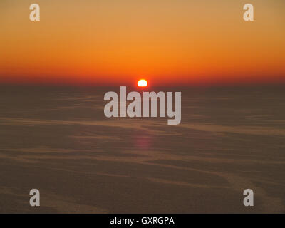 Splendida vista del tramonto sul Mare Egeo, visto dal villaggio di Oia a Santorini Island, Grecia Foto Stock