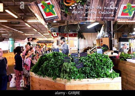 Marche des cappucini Mercato in Bordeaux Francia con erbe fresche in stallo Foto Stock