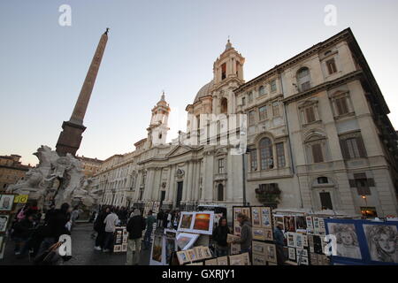 L'obelisco della Fontana dei Quattro Fiumi con la chiesa di Sant Agnese in Agone, a Piazza Navona, Roma, Italia Foto Stock