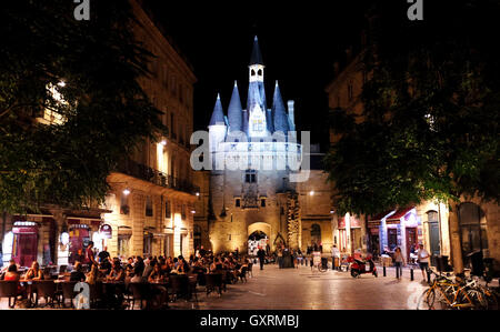 Cailhau porta Bordeaux Francia durante la notte con ristoranti occupato in piazza Foto Stock