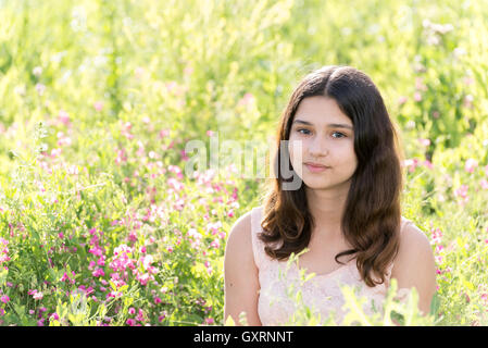 Modesto curato girl su estate fiore prato Foto Stock