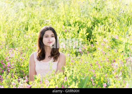 Modesto curato Ragazza sul prato estivo Foto Stock