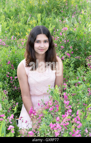 Ragazza sul bellissimo prato Foto Stock