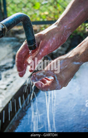 Giovane uomo caucasico lavaggio delle mani Foto Stock