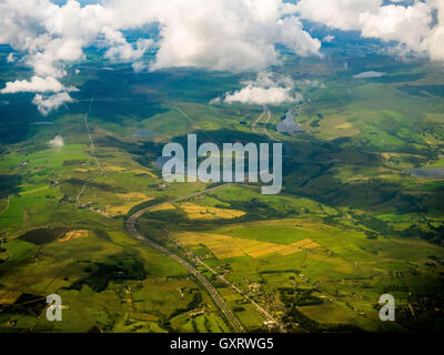 Vista aerea guardando ad ovest lungo l autostrada M62 verso Scammonden e serbatoio Foto Stock