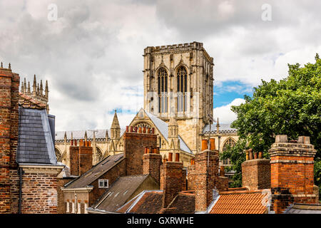 Transetto sud e la torre centrale di York Minster visto da tetti di Petergate, York, Regno Unito Foto Stock