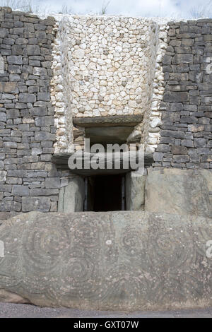 Arte in pietra di ingresso a Newgrange Cairn, Donore, Irlanda Foto Stock