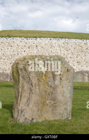 Pietra permanente a Newgrange Cairn, Donore, Irlanda Foto Stock