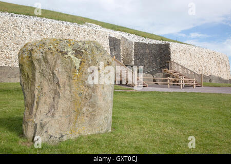 Pietra permanente a Newgrange Cairn, Donore, Irlanda Foto Stock