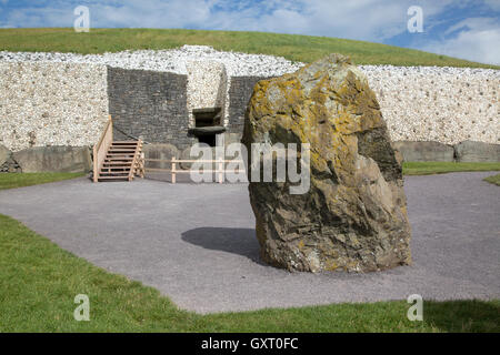 Pietra permanente a Newgrange Cairn, Donore, Irlanda Foto Stock