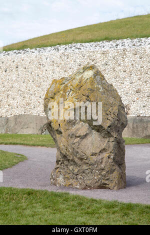 Pietra permanente a Newgrange Cairn, Donore, Irlanda Foto Stock