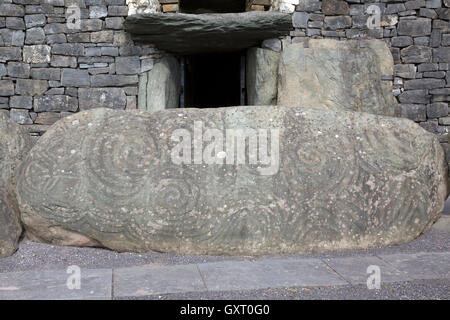 Arte in pietra di ingresso a Newgrange Cairn, Donore, Irlanda Foto Stock