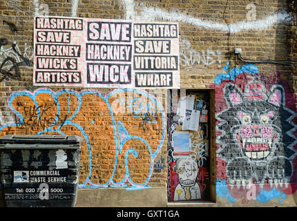 Manifesti di protesta contro la demolizione dell'artista studios di Hackney Wick, East London, dal London Legacy Development Corporation Foto Stock