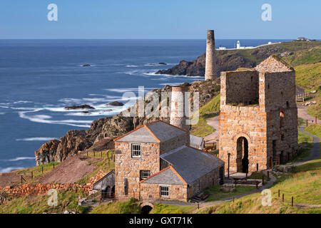 Levant miniera di stagno e Pendeen faro, Trewellard, Cornwall, Inghilterra. Per il periodo estivo (Giugno) 2015. Foto Stock