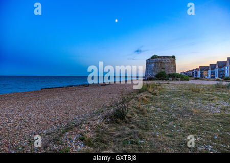 Crepuscolo Martello Tower vicino al sovrano di Eastbourne Harbor East Sussex Foto Stock