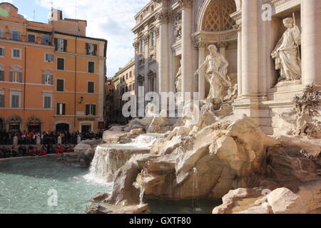 La bella e famosa Fontana di Trevi, Roma, Italia, vista laterale e vista di 3/4 Foto Stock