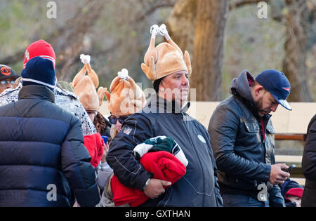 Uno spettatore indossa un cappello della Turchia a Macy's Thanksgiving Day Parade New York City. Foto Stock