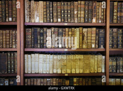 Vecchi libri in biblioteca di Coimbra, Portogallo Foto Stock