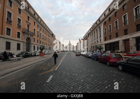 Via della Conciliazione con la Basilica di San Pietro in lontananza, Roma , Italia Foto Stock