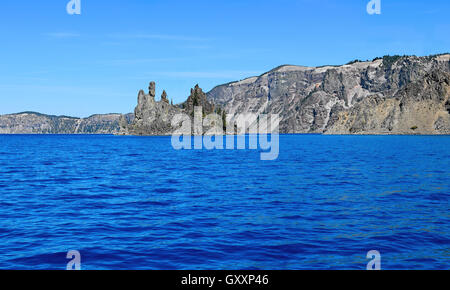 Phantom Ship Island come osservato da una barca, parco nazionale di Crater Lake, Oregon, Stati Uniti d'America Foto Stock