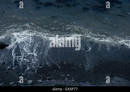 Guardando verso il basso sulla riunione del mare e sulla riva nord della California's Lost Coast Foto Stock