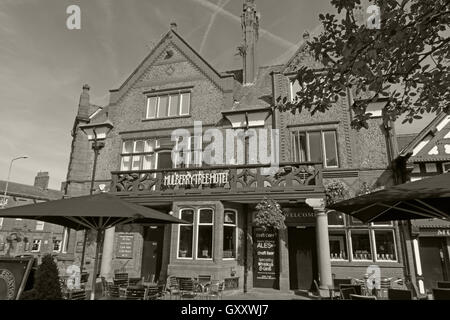 Il Gelso Pub,Stockton Heath,sud,Warrington Cheshire, Inghilterra,UK B/W Foto Stock