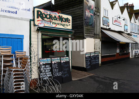 I negozi per la vendita di pesce fresco e frutti di mare a Rock-A-Nore, Città Vecchia, Hastings, East Sussex, England, Regno Unito Foto Stock