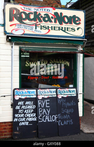 Negozio di vendita di pesce fresco e frutti di mare a Rock-A-Nore, Città Vecchia, Hastings, East Sussex, England, Regno Unito Foto Stock