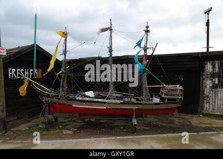 SS Sweet Charity, un modello di nave a vela realizzata dalla posta indesiderata per donazioni in beneficenza, Rock-A-Nore, Hastings, East Sussex, Inghilterra Foto Stock