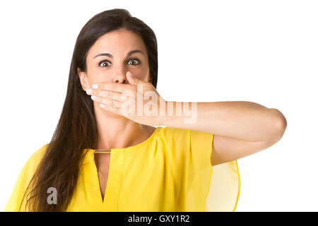 Copertura femmina la bocca con la mano, isolato in bianco Foto Stock