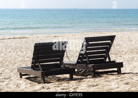 Spiaggia di legno sedie sulla bellissima isola di sabbia bianca plage Foto Stock
