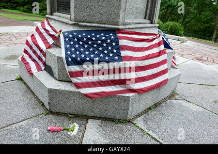 Bandiere drappeggiati intorno alla base di un monumento a west end di Summit Ave per onorare i soldati della Prima Guerra Mondiale. St Paul Minnesota MN USA Foto Stock