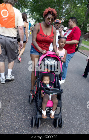 Donna vestita di Johnny Ramone serbatoio superiore con i suoi due bambini a Grand Old giorni di festeggiamenti. St Paul Minnesota MN USA Foto Stock