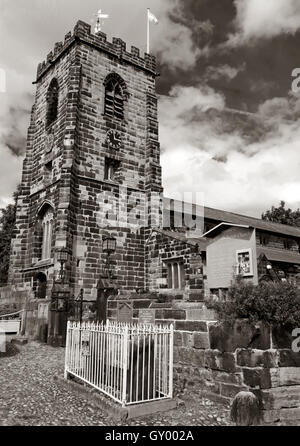 Esterno della St Wilfrids chiesa torre,Grappenhall,WARRINGTON,CHESHIRE England Regno Unito B/W Foto Stock