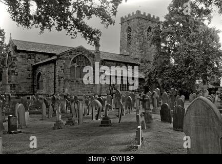 Esterno della St Wilfrids chiesa,Grappenhall,WARRINGTON,CHESHIRE England Regno Unito B/W Foto Stock
