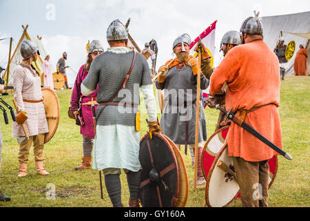 Il Vichingo Lotta ai partecipanti al Viking accampamento islandese in Gimli, Manitoba, Canada. Foto Stock