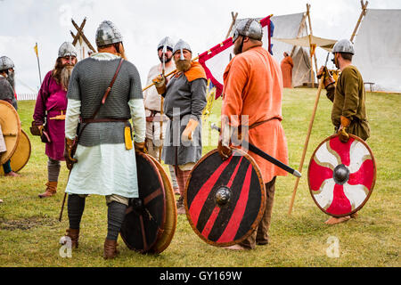 Il Vichingo Lotta ai partecipanti al Viking accampamento islandese in Gimli, Manitoba, Canada. Foto Stock