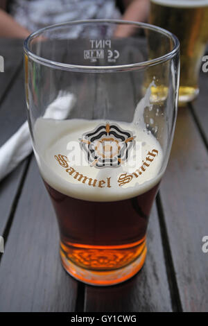 Vetro mezzo pieno, Samuel Smith pinta vetro, Vine Inn, Dunham, Altrincham, Cheshire, Inghilterra, Regno Unito Foto Stock