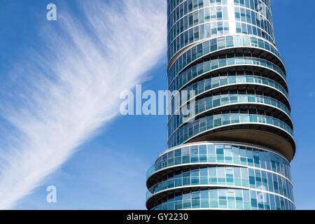 La casa Exzenterhaus, a Bochum, ufficio moderno grattacielo sul University Street, 15 piani al di sopra di un ex rifugio di bomba Foto Stock