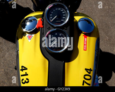 Harley - Davidson, giallo serbatoio di vernice, custom motocicletta, made in USA Foto Stock