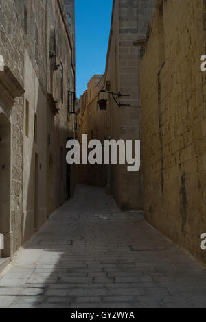 Strade tranquille e torri della chiesa nella fortificata ex capitol di Malta, Mdina Foto Stock