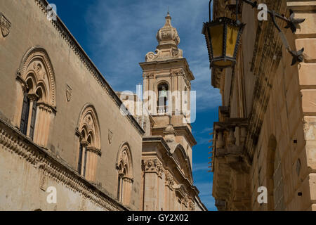 Strade tranquille e torri della chiesa nella fortificata ex capitol di Malta, Mdina Foto Stock