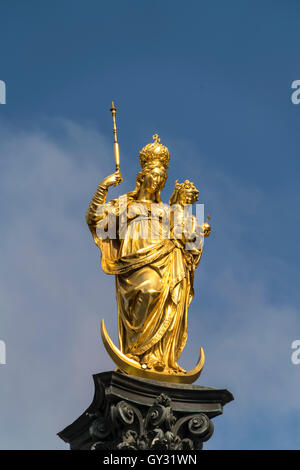 Golden Vergine Maria in cima alla Mariensäule nella piazza centrale Marienplatz a Monaco di Baviera, Germania Foto Stock