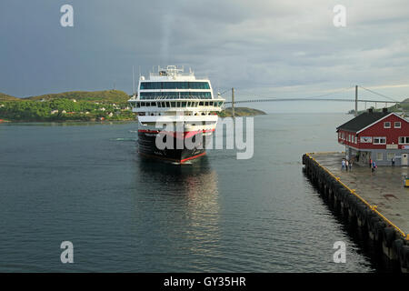 Hurtigruten nave 'Trollfjord' in arrivo al porto di Rorvik, Norvegia con ponte stradale Foto Stock