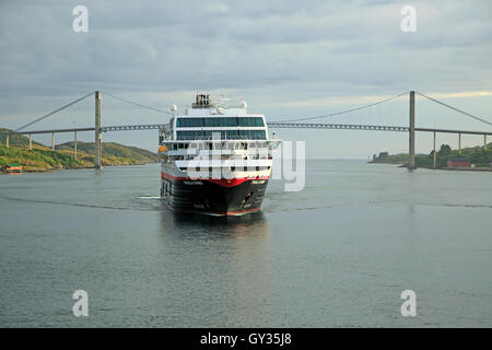 Hurtigruten nave 'Trollfjord' in arrivo al porto di Rorvik, Norvegia con ponte stradale Foto Stock